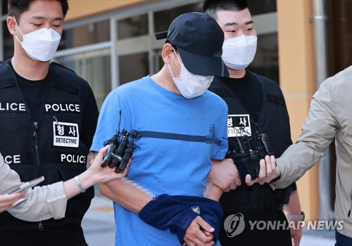 이혼 소송 중인 아내와 다툼을 벌이다 흉기로 살해한 혐의를 받는 장모씨가 지난해 9월 10일 오전 서울 강서경찰서에서 검찰로 이송되는 모습. [연합뉴스 자료사진]